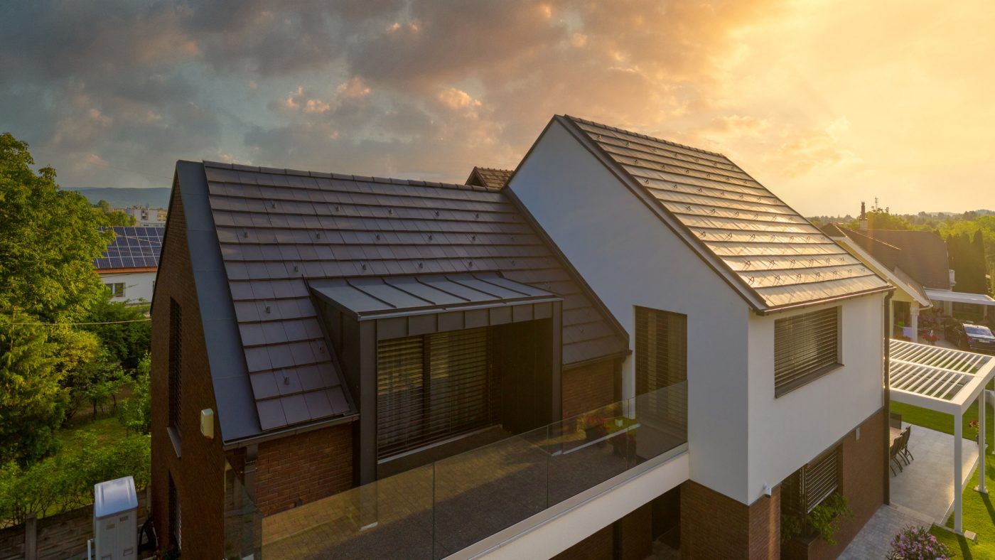 Obitelj leži na travi obiteljske kuće