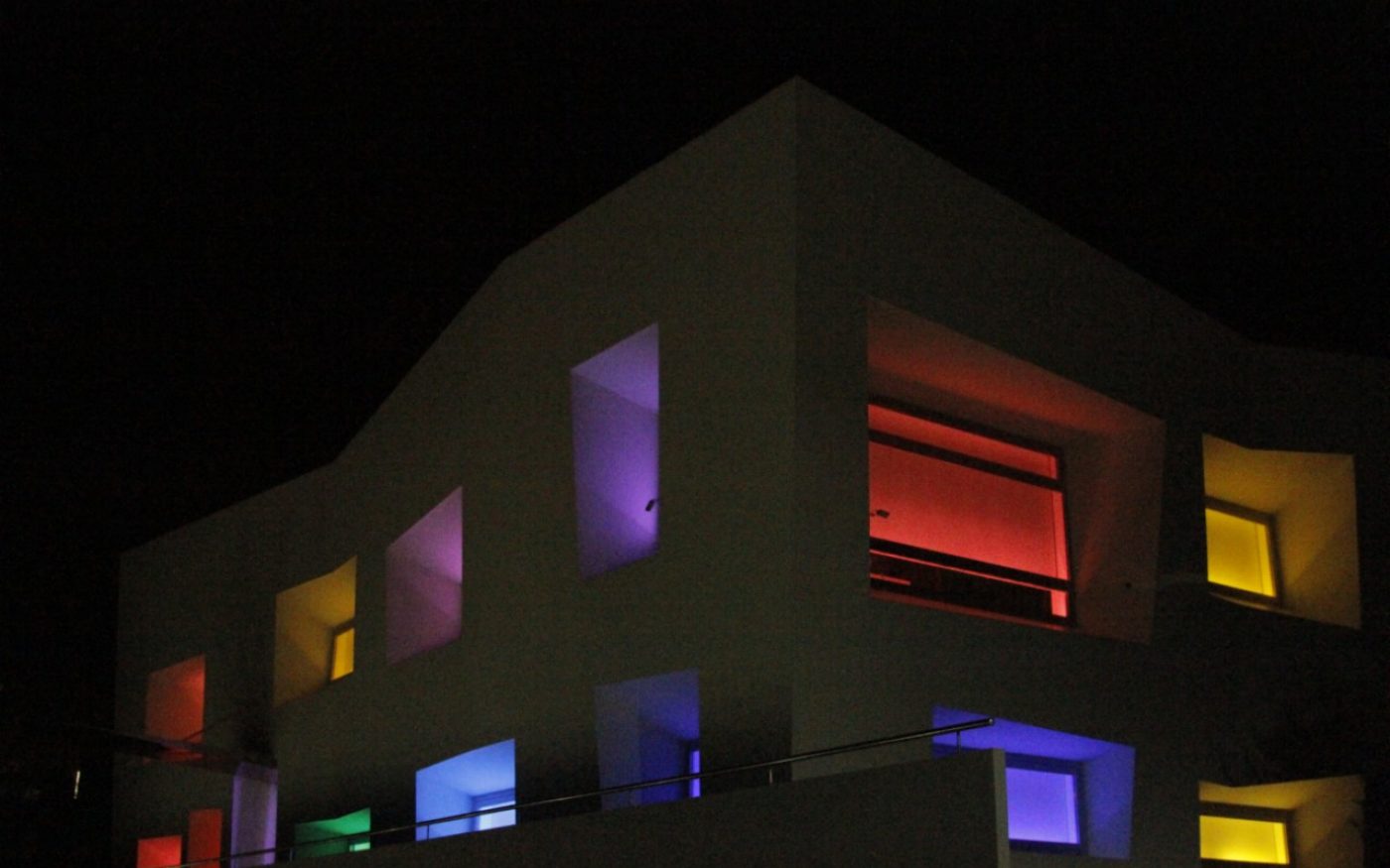 Šarena svjetla u modernom objektu