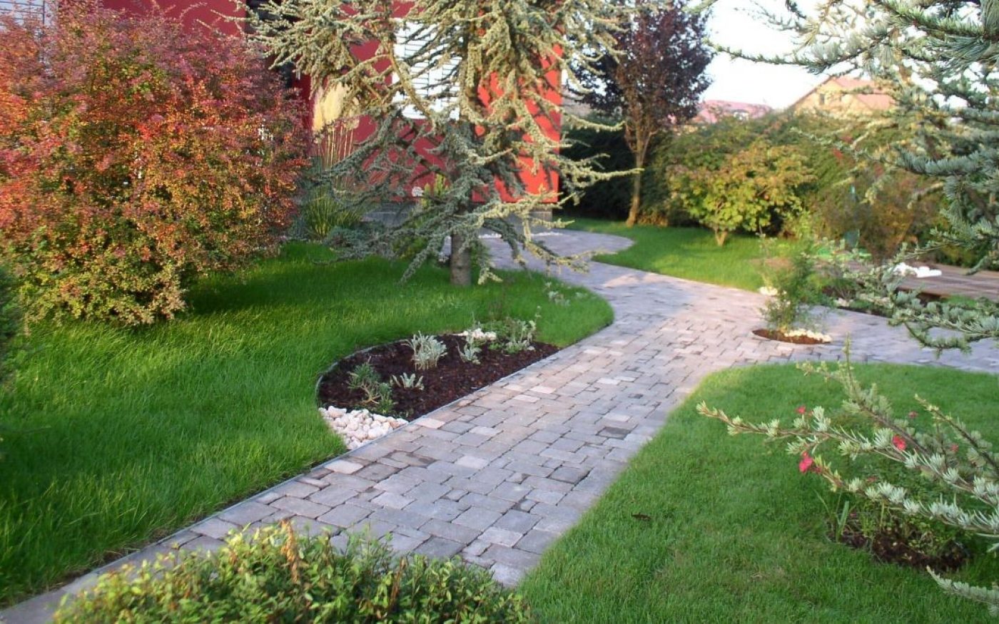 Vrtna staza popločana Semmelrock Castello Antico pločama