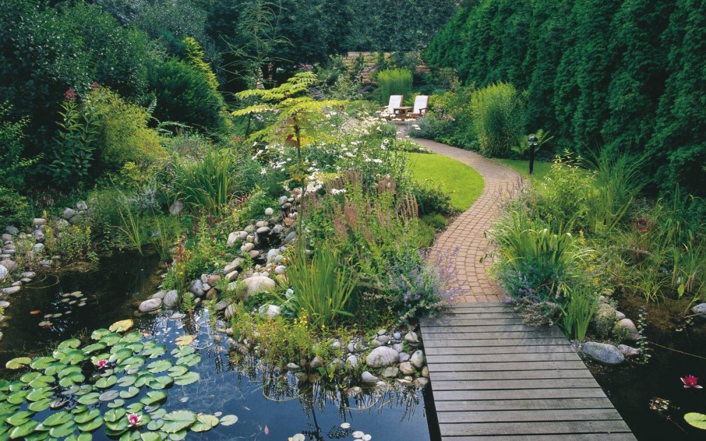 Popločana vrtna staza okružena prirodom