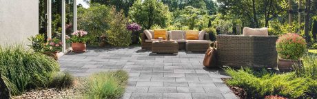 Terasa modernog izgleda uređena Semmelrock opločnikom