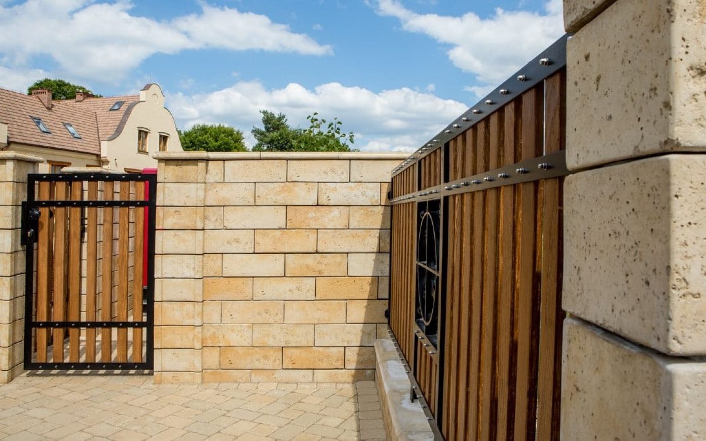 Ograda napravljena od Semmelrock Bradstone Travero zida