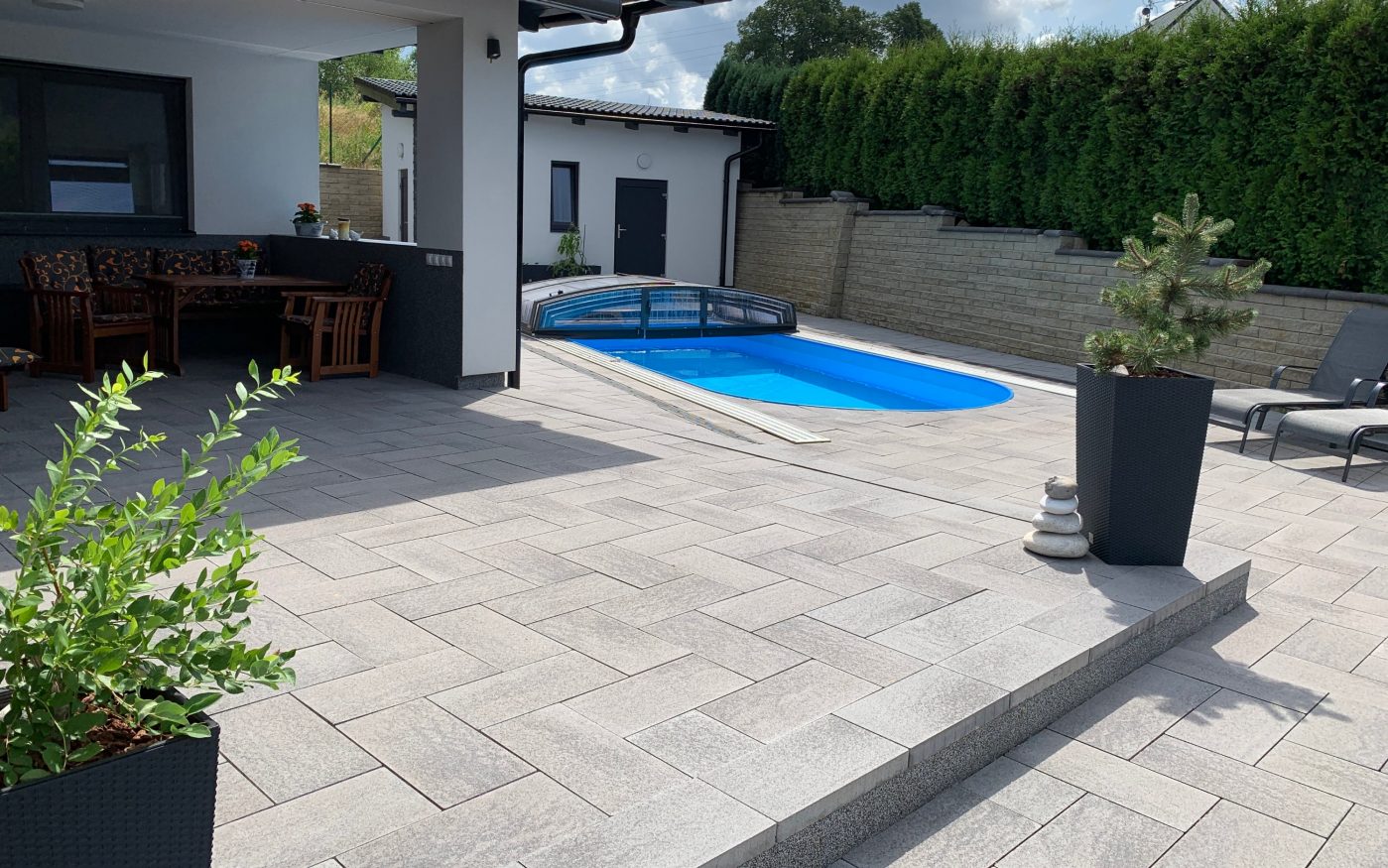 Moderan izgled okućnice popločane Umbirano opločnikom