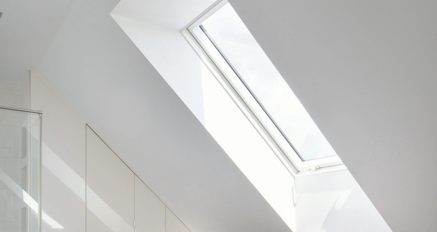 Moderna kupaona s bijelim PVC Tondach krovnim prozorima