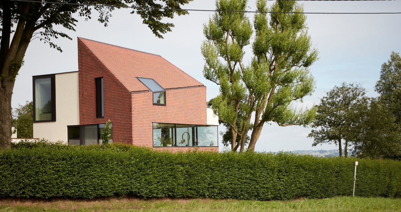 Tondach glineni crijep kao peta fasada na modernoj obiteljskoj kući