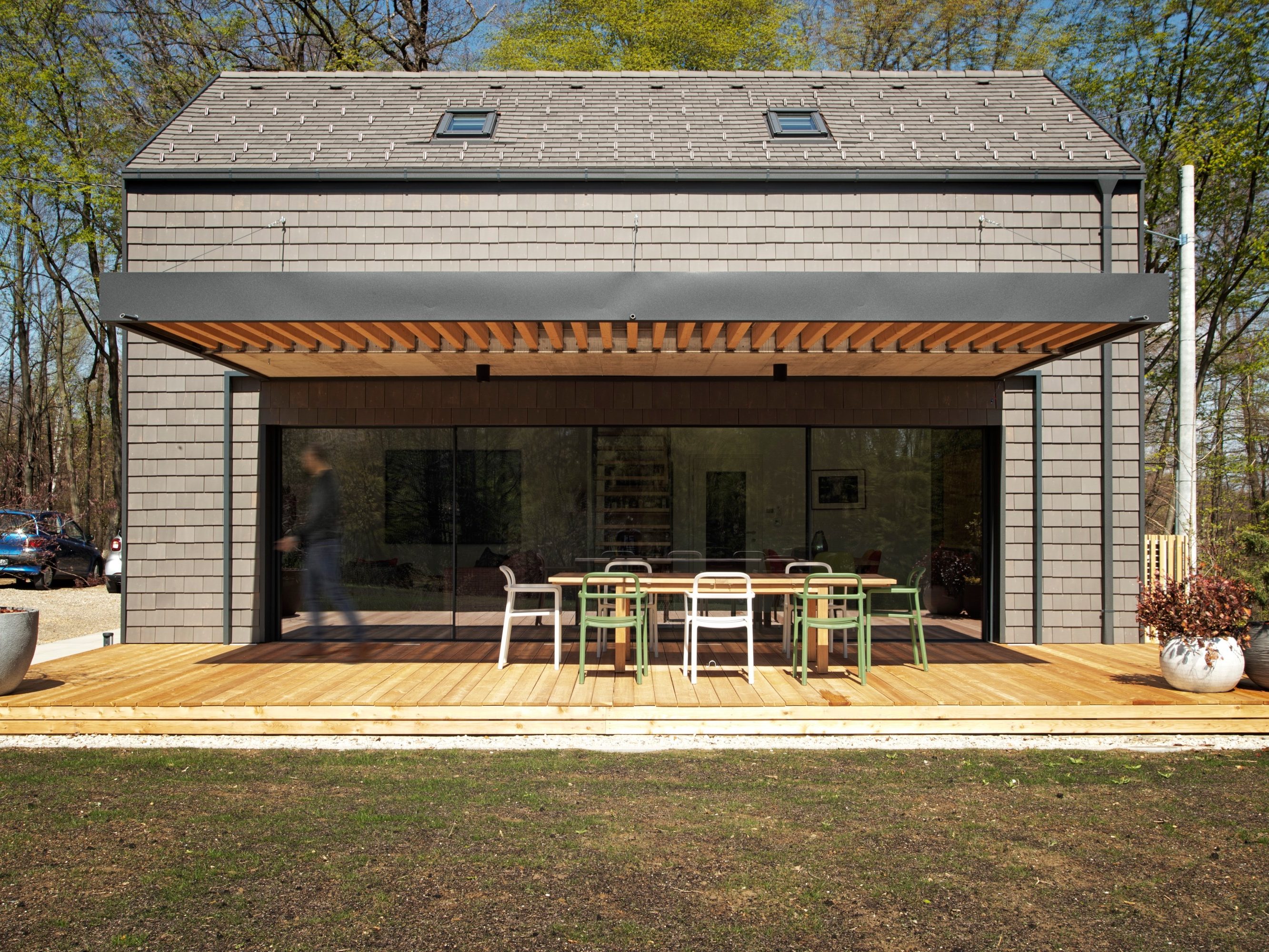 Moderni objekt s uređenom okućnicom i bazenom