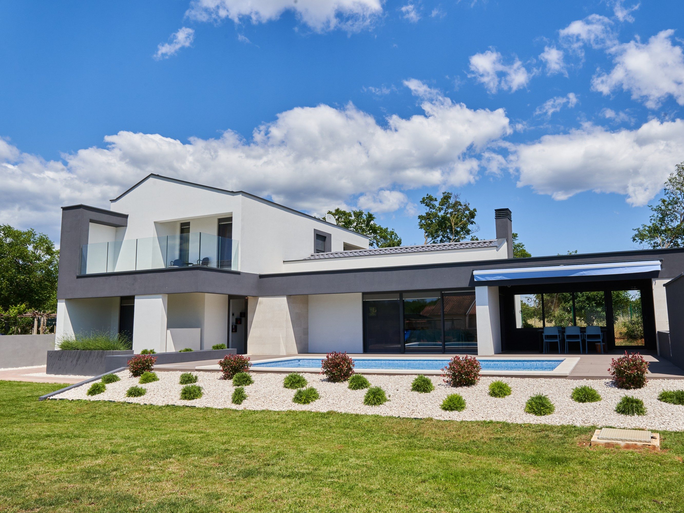 Moderni objekt s uređenom okućnicom i bazenom