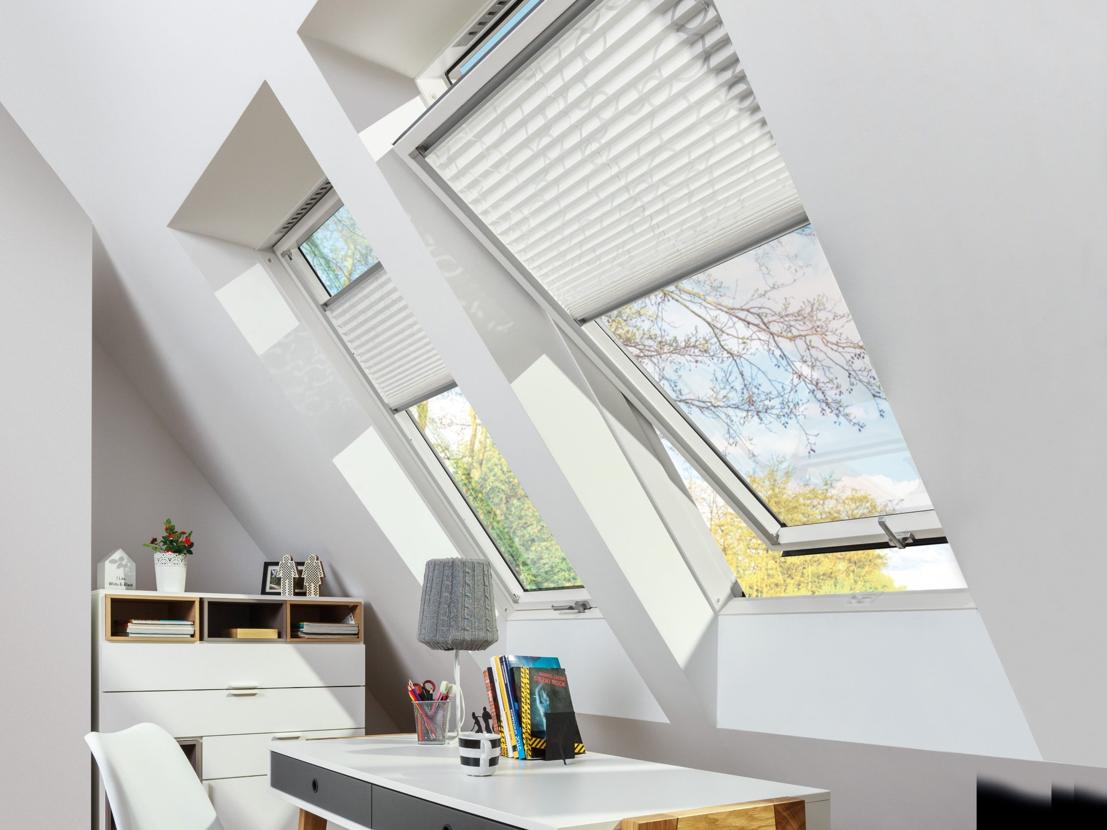 Ured s Tondach PVC krovnim prozorima i sjenilom