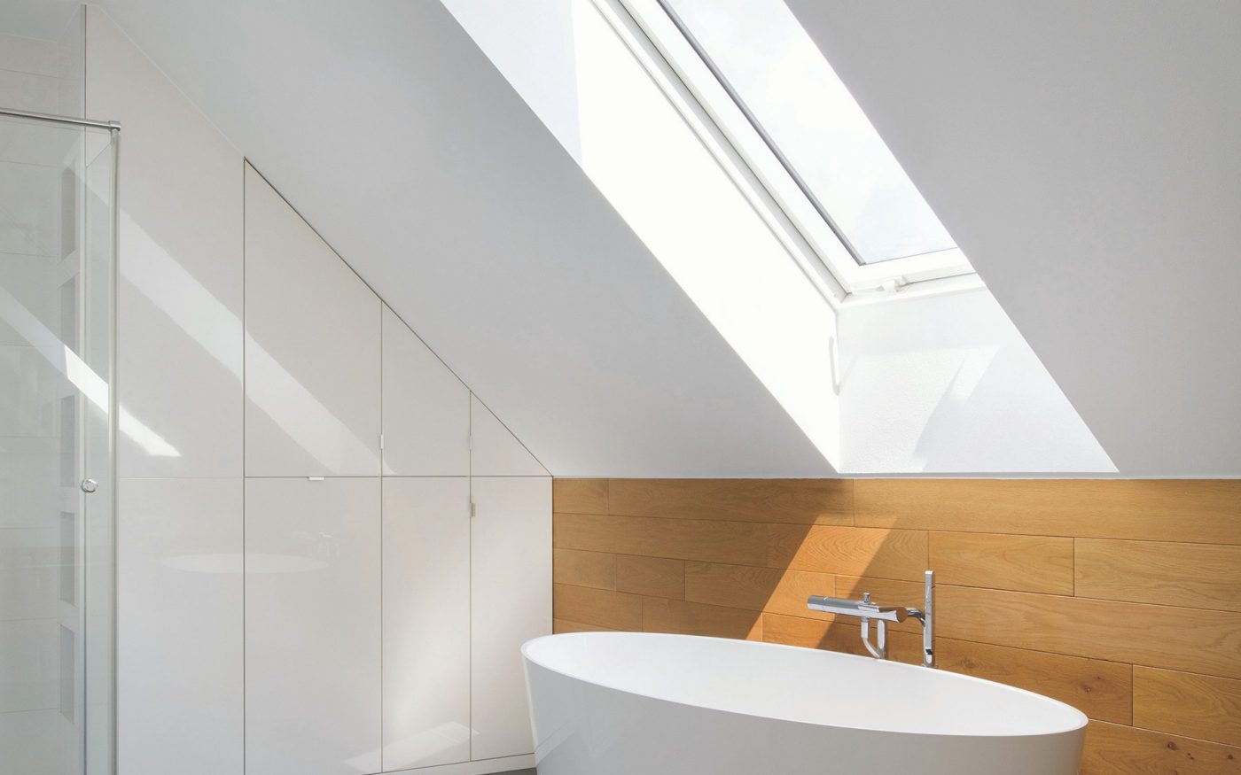 Bijeli PVC krovni prozor