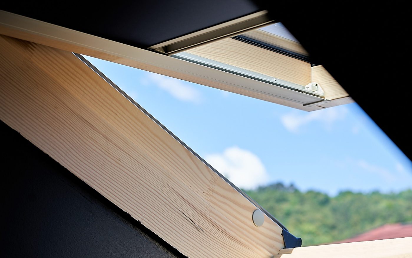 Bijeli PVC krovni prozor