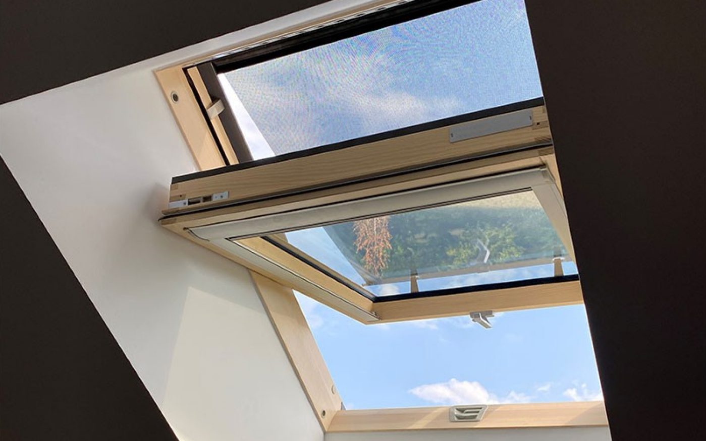 Bijeli PVC krovni prozor