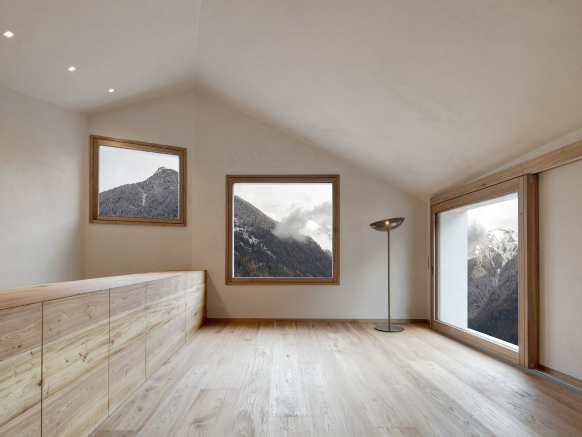 Minimalistički uređen prostor s pogledom na planine