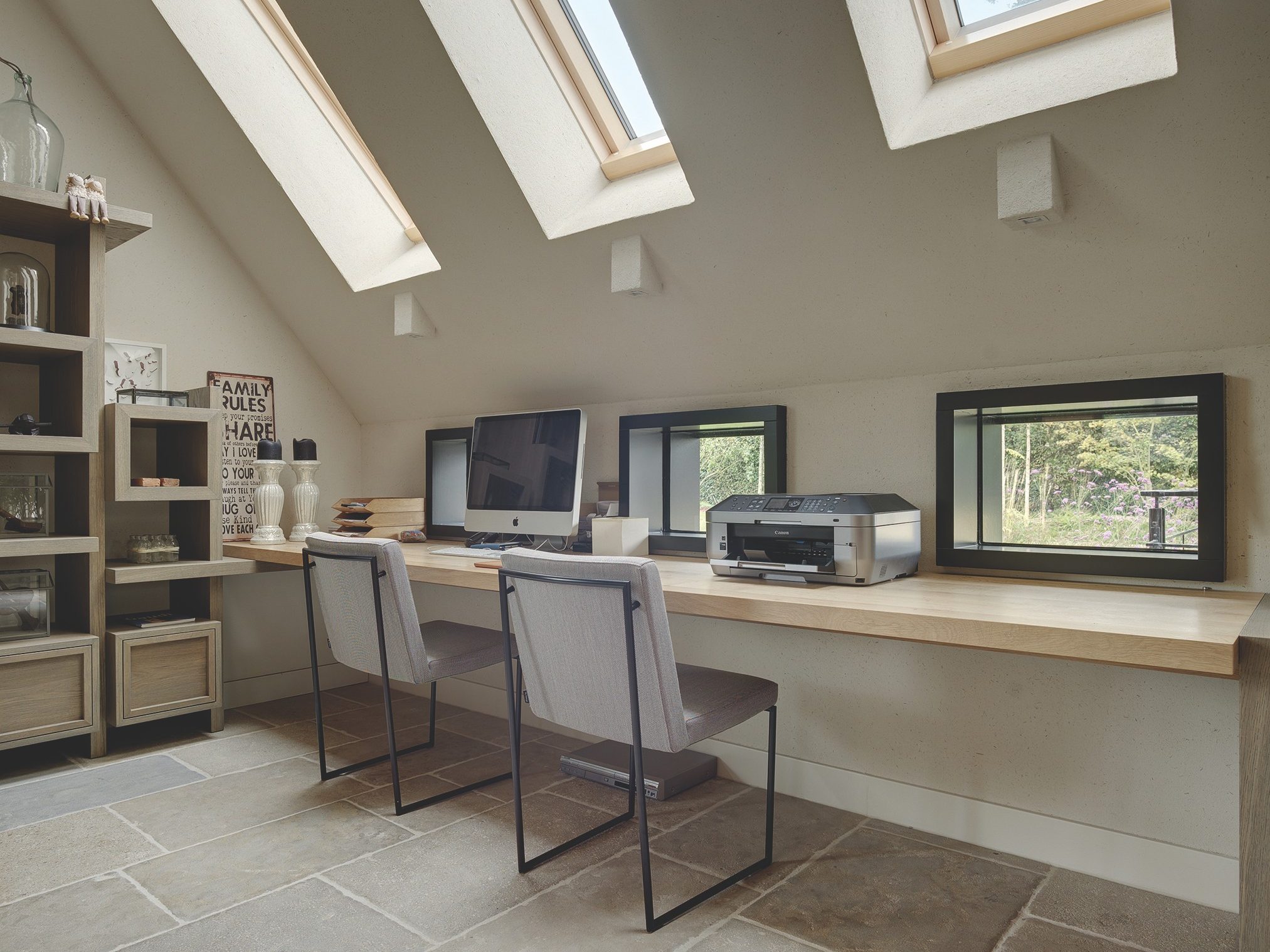 Krovni prozori u radnom prostoru u kući