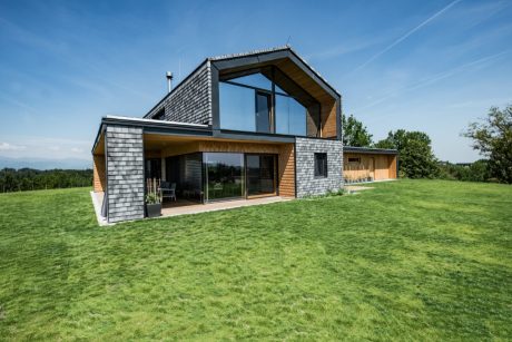Designhouse in the south of Styria made with Tondach Tasche white-gray-antic, rooftiles, facade, Tasche eckig, single family house, Einfamilienhaus, Tasche weiß-grau-antik, Einfamilienhaus, Fassade