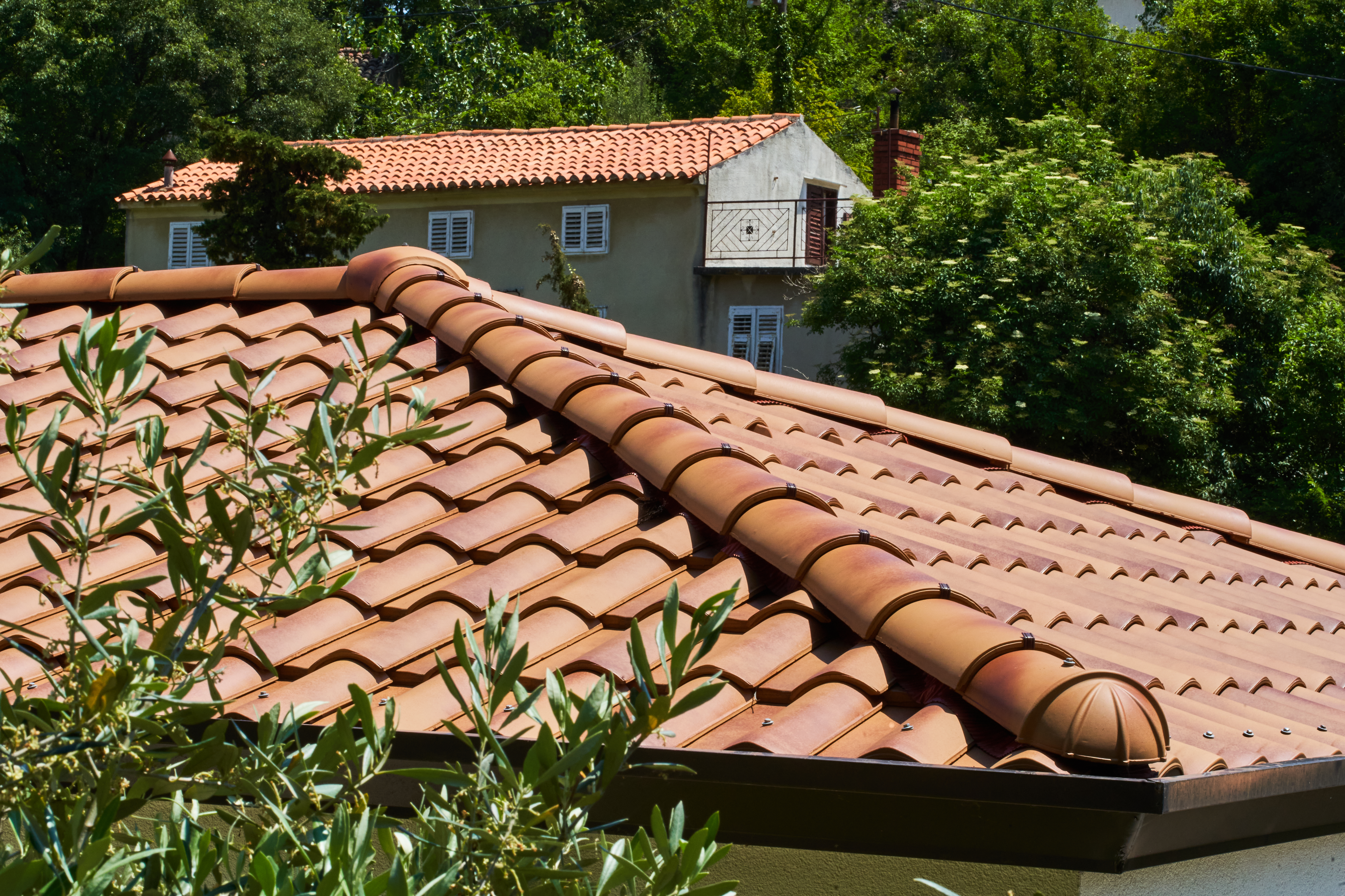 Sljemenjaci i početak grebena na krovu s valovitim crijepom na mediteranu