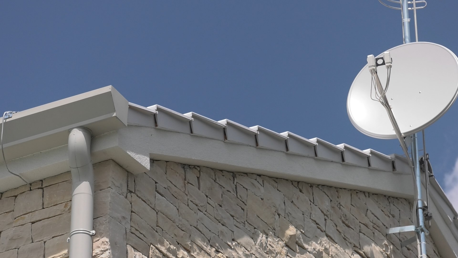 Rubni crijep bijeli na bijeloj kamenoj kući