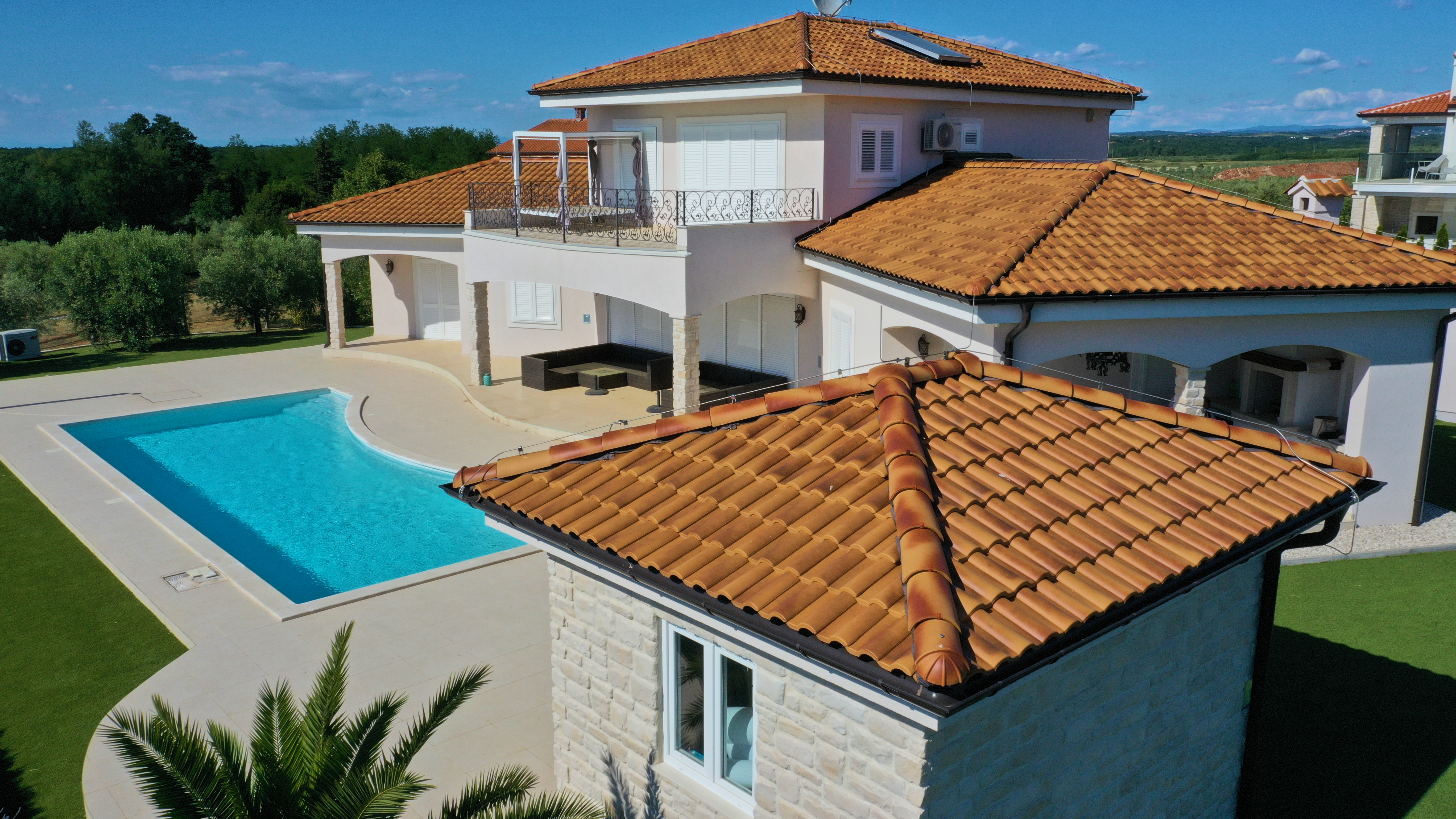 Kuća s bazenom i valovitim crijepom