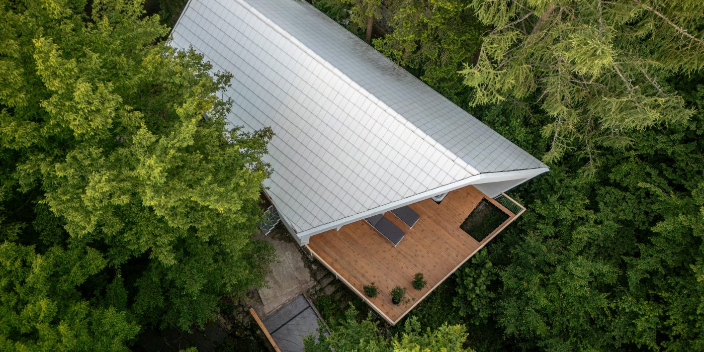 Perem Guesthouse project built with Tondach Planoton 9 FusionProtect white ceramic tiles. Architect: Roland Lieb, Photographer: Péter Rajkai    A Perem Vendégház tetője Tondach Planoton 9 FusionProtect fehér kerámiacserepekből épült. Építész: Roland Lieb, fotós: Rajkai Péter