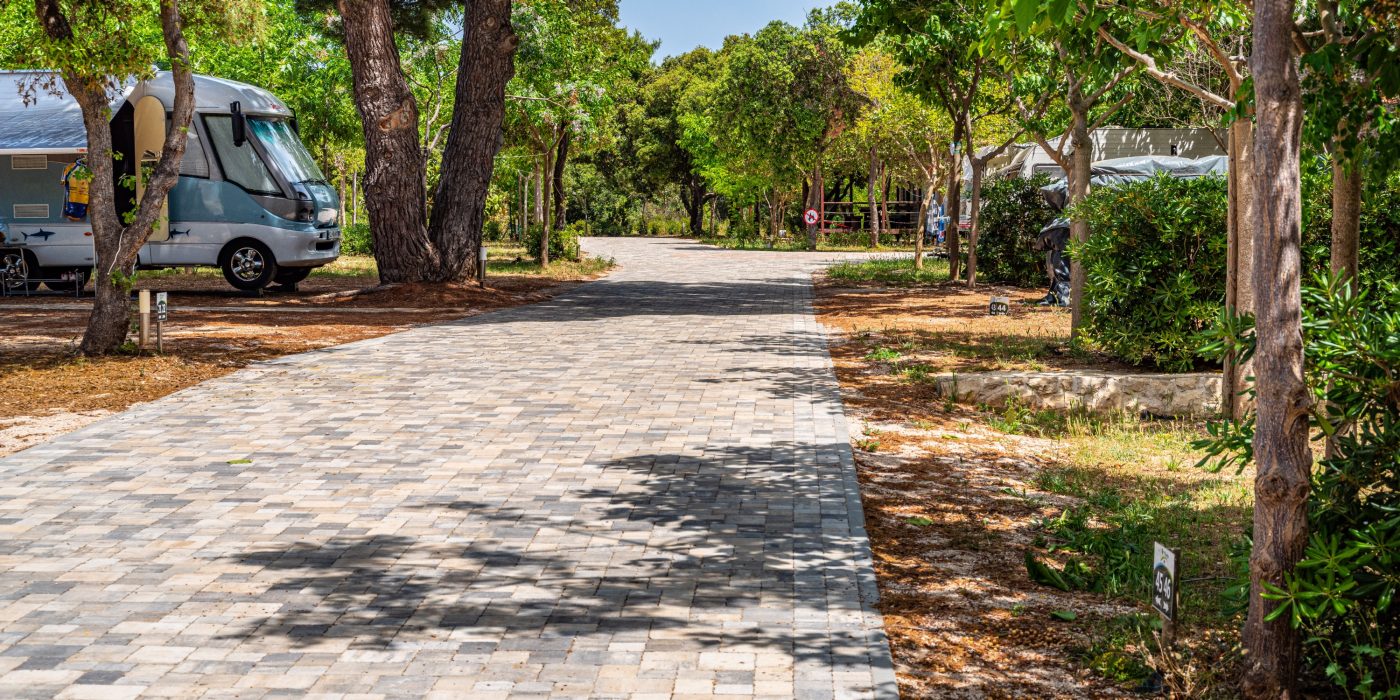 Semmelrock višebojni betonski opločnici na stazi u kampu okruženoj borovim drvećem