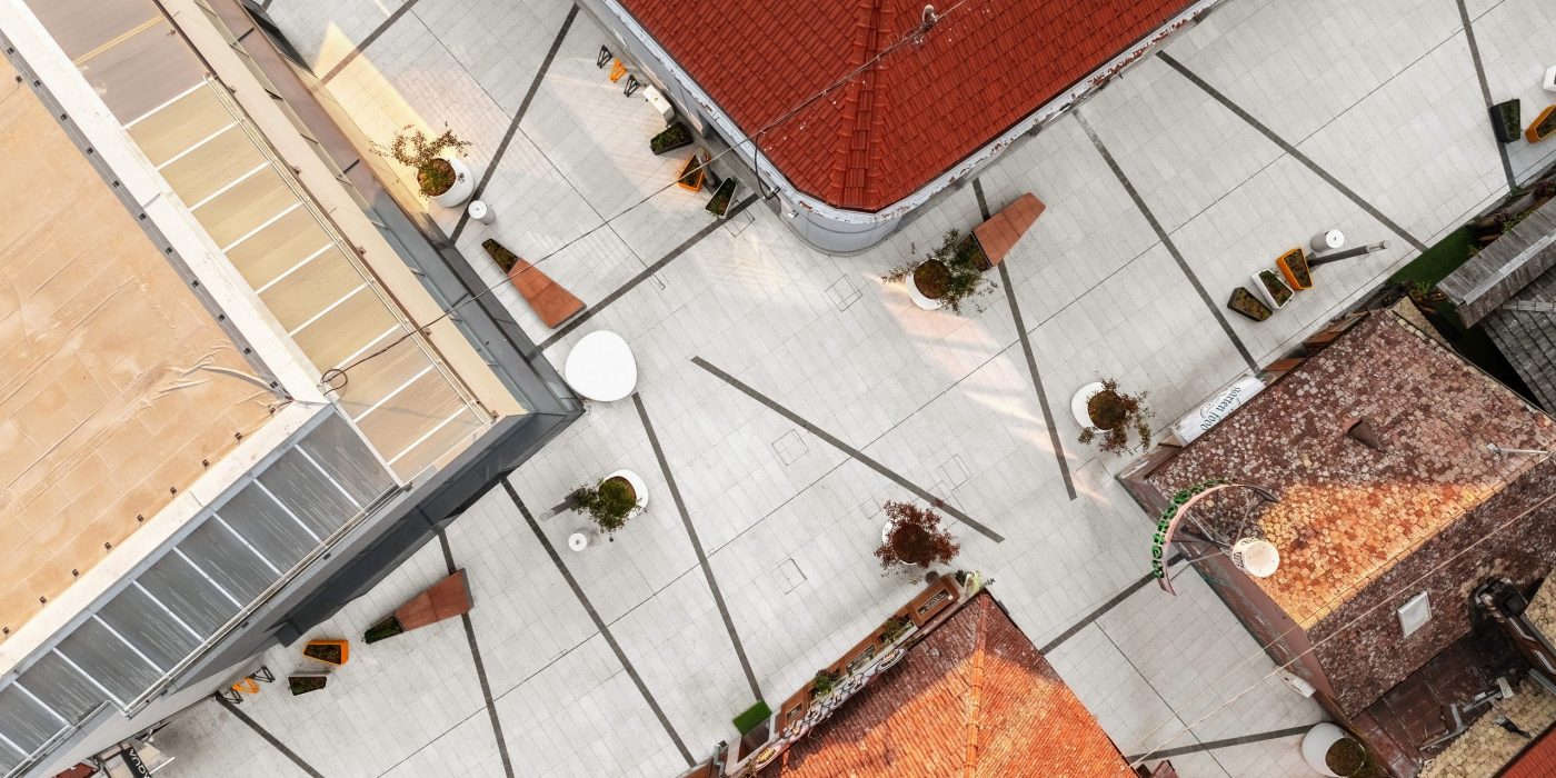 Semmelrock svijetlosivi betonski opločnici na javnom trgu - pogled odozgo