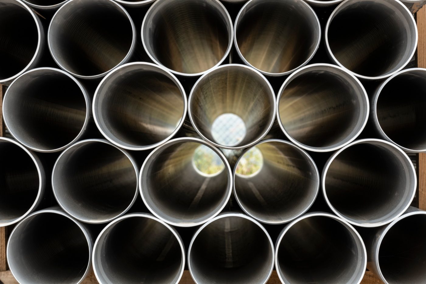 Plastične cijevi kroz koje prolaze zrake sunca