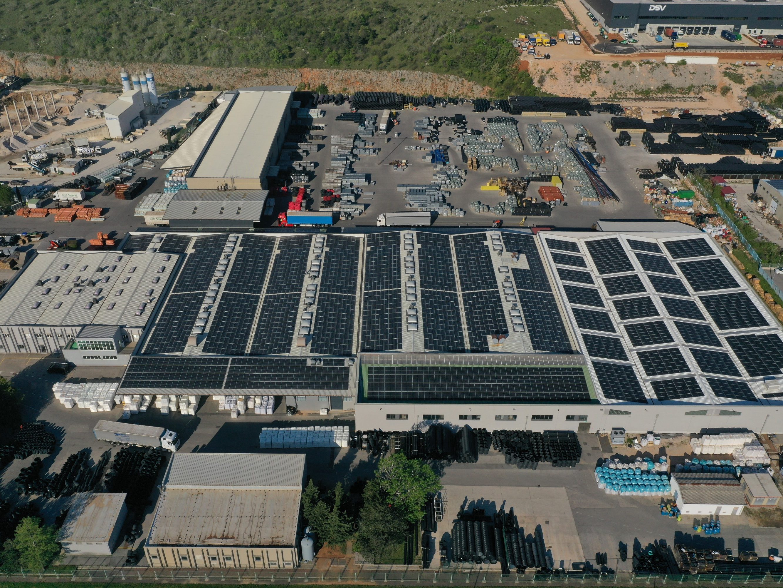 Sretna obitelj sjedi na kauču u domu