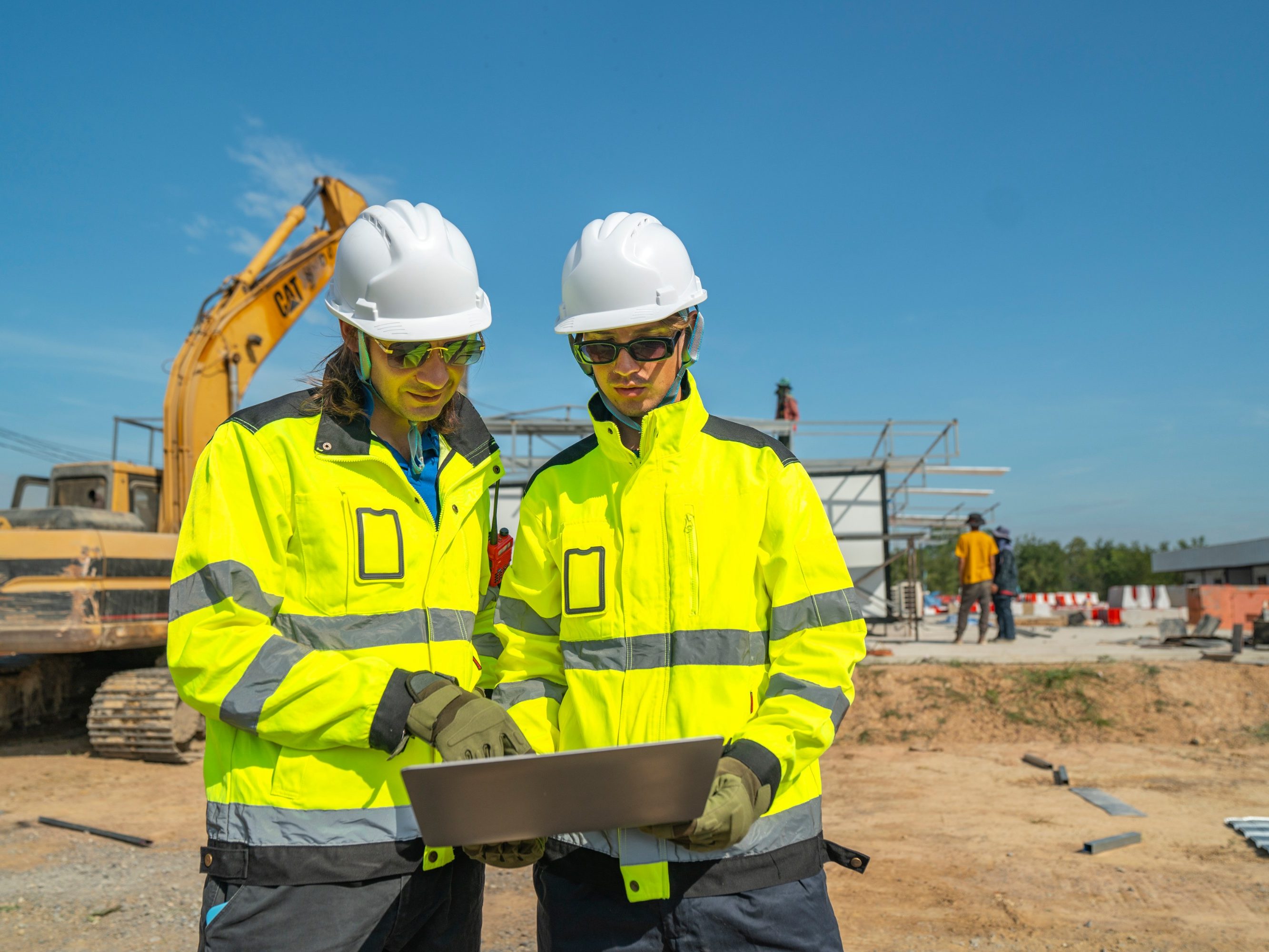 Radnici na gradilištu proučavaju projekt
