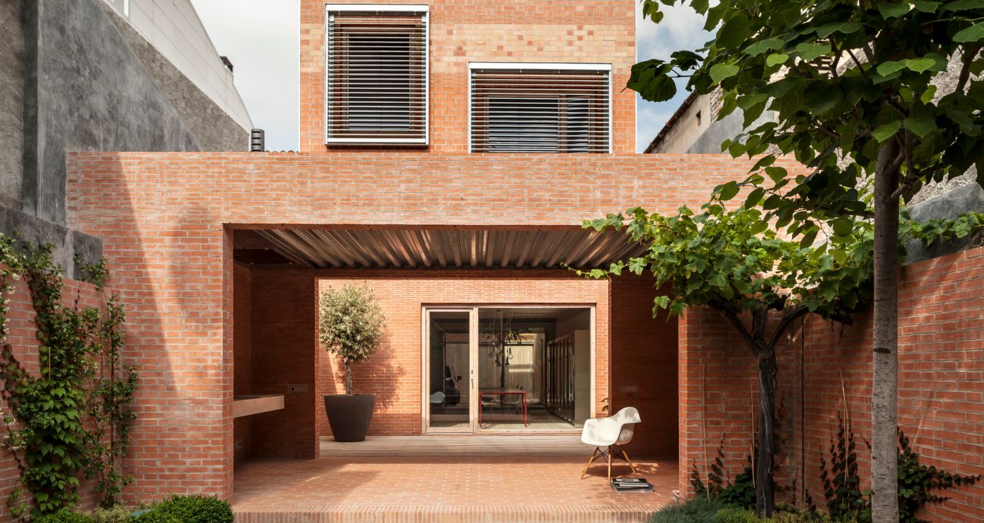 House 1014, family home and guest house with clay blocks, facing bricks and clay pavers; Brick Award 2016 Grand Prize Winner and Category Winner "Urban Infill"; Harquitectes; Photo: Adria Goula