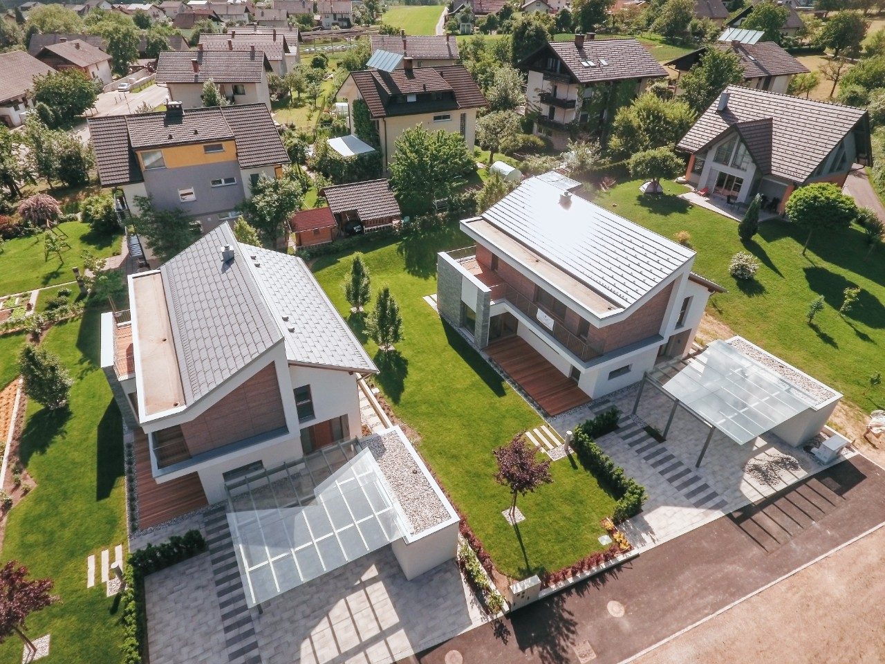 Wienerberger referentni objekt - Tehnička podrška i online alati - pogled iz zraka na modernu obiteljsku kuću s Tondach krovom i Porotherm zidovima okruženu zelenilom
