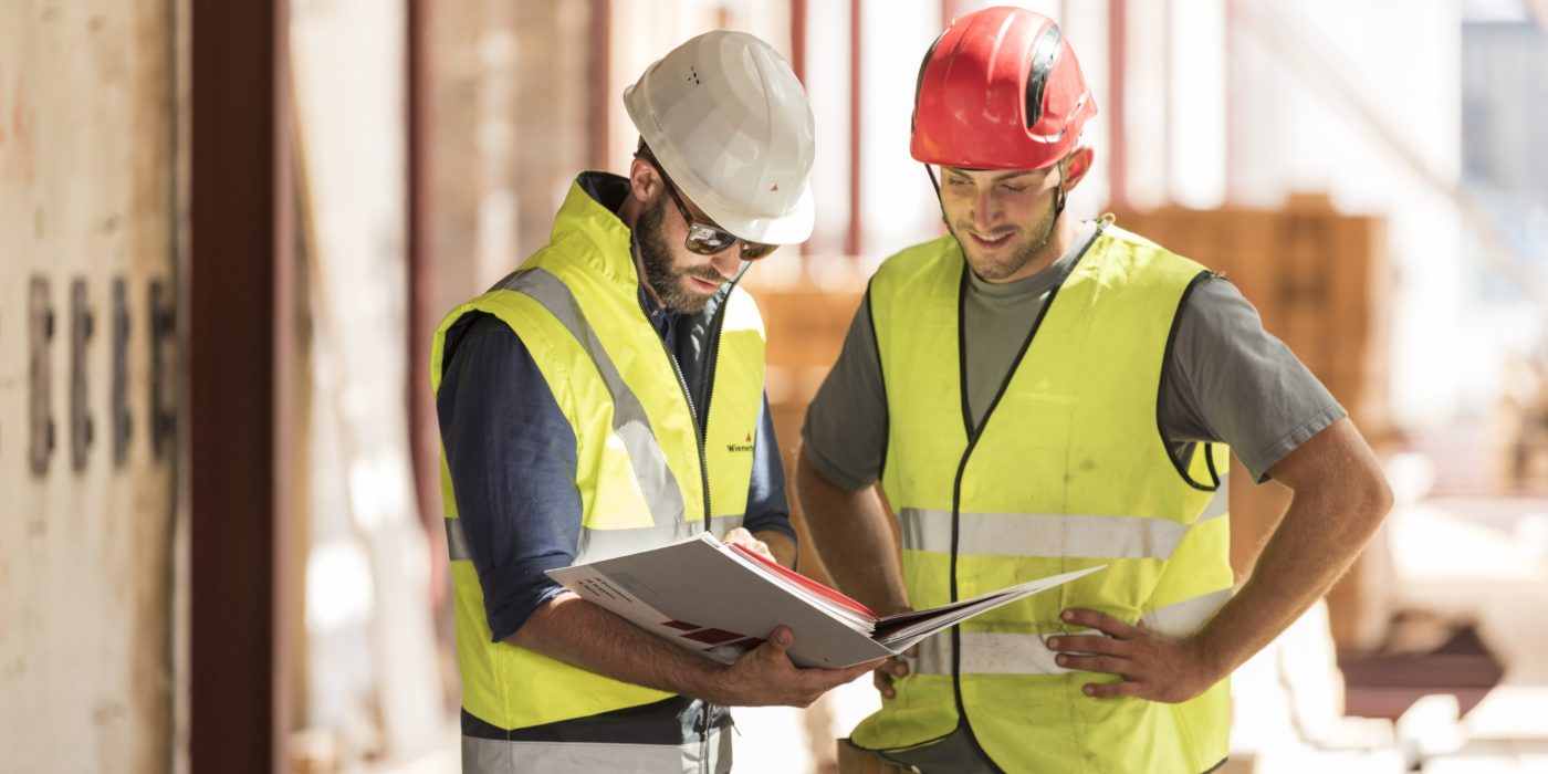 Wienerberger stručnjaci na gradilištu pregledavaju tehničku dokumentaciju - uputstva za ugradnju Porotherm, Tondach i Terca sustava