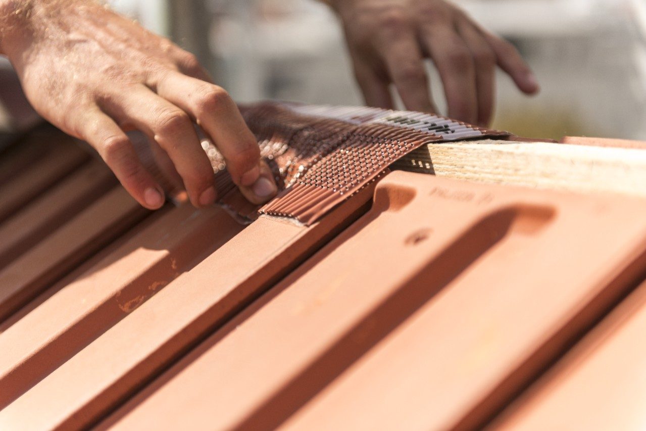 Ugradnja Tondach Alu-Grip Rol brtvene trake na sljeme kosog krova