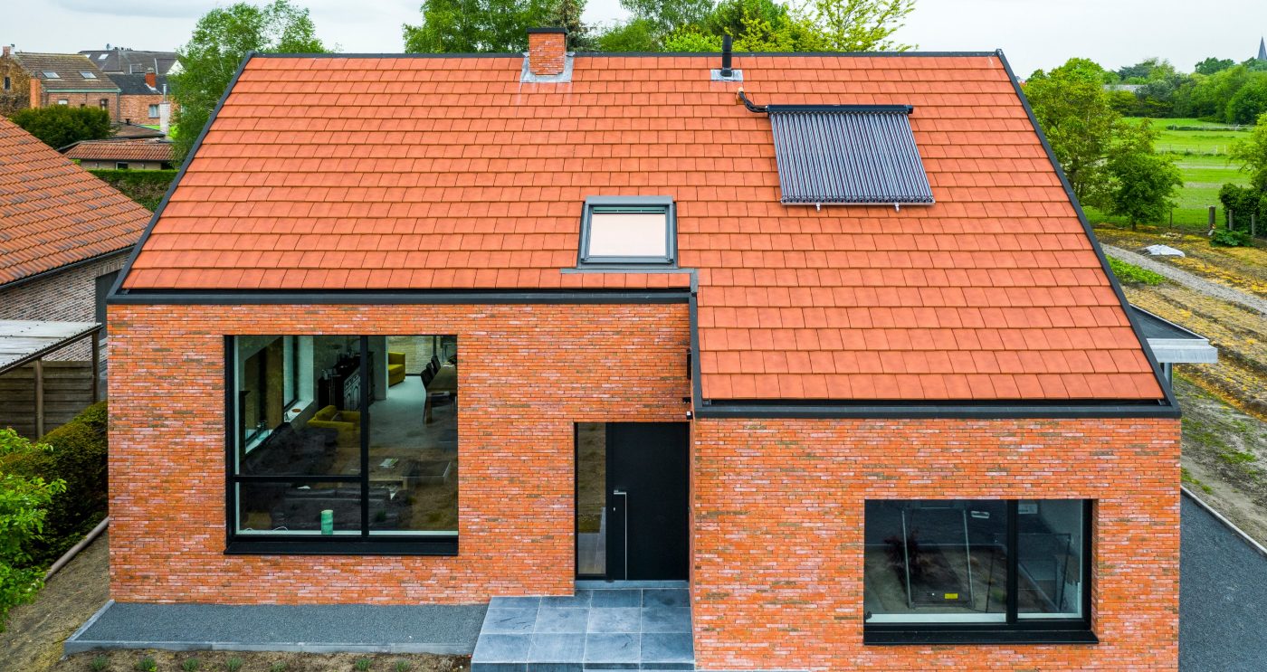 Tondach glineni crijep na kosom krovu obiteljske kuće - pogled odozgo na krovišta