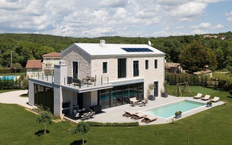 Moderna mediteranska vila s Tondach Veneton 14 Natur Color bijelim crijepom na kosom krovu, kamenom fasadom, bazenom i solarnim panelima - referentni projekt Istra