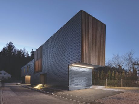 Moderni objekt s Tondach Planoton 18 crijepom u antracit boji na fasadi i drvenom oblogom - referentni projekt