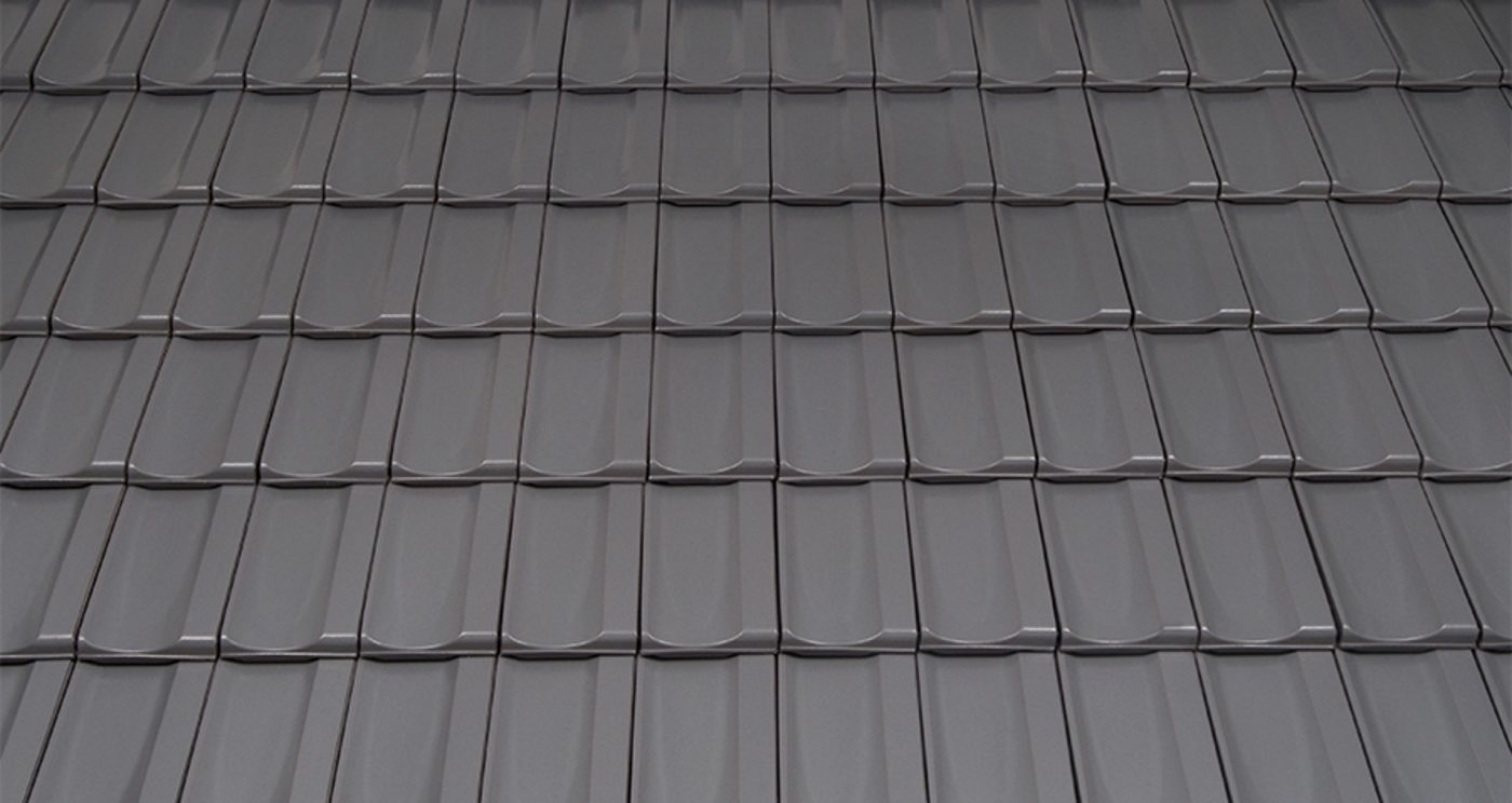 Detalj površine Tondach crijepa Contiton 9 Natur Color Granit na kosom krovu