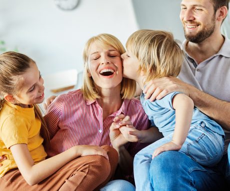 Sretna obitelj u svom obiteljskom domu