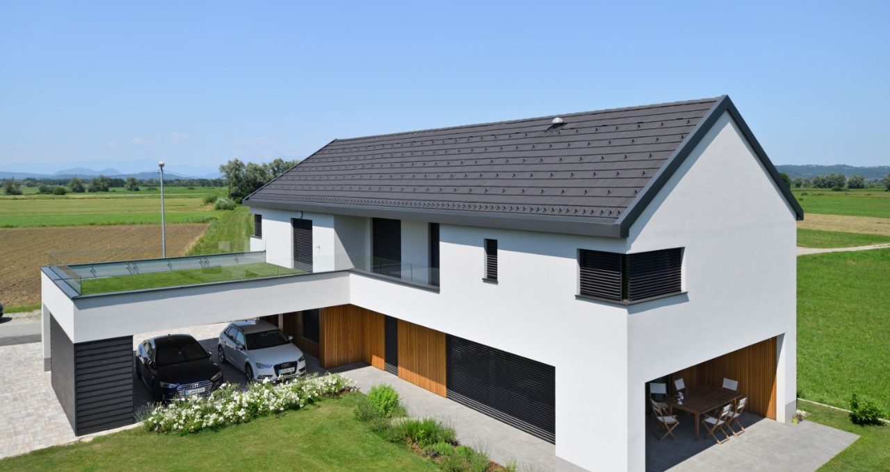Moderna obiteljska kuća s Tondach Modern line crijepom - ravne linije i antracit boja