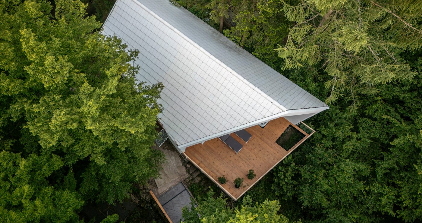 Tondach ravni glineni crijep na modernoj kući u šumi - bijela boja, ptičja perspektiva