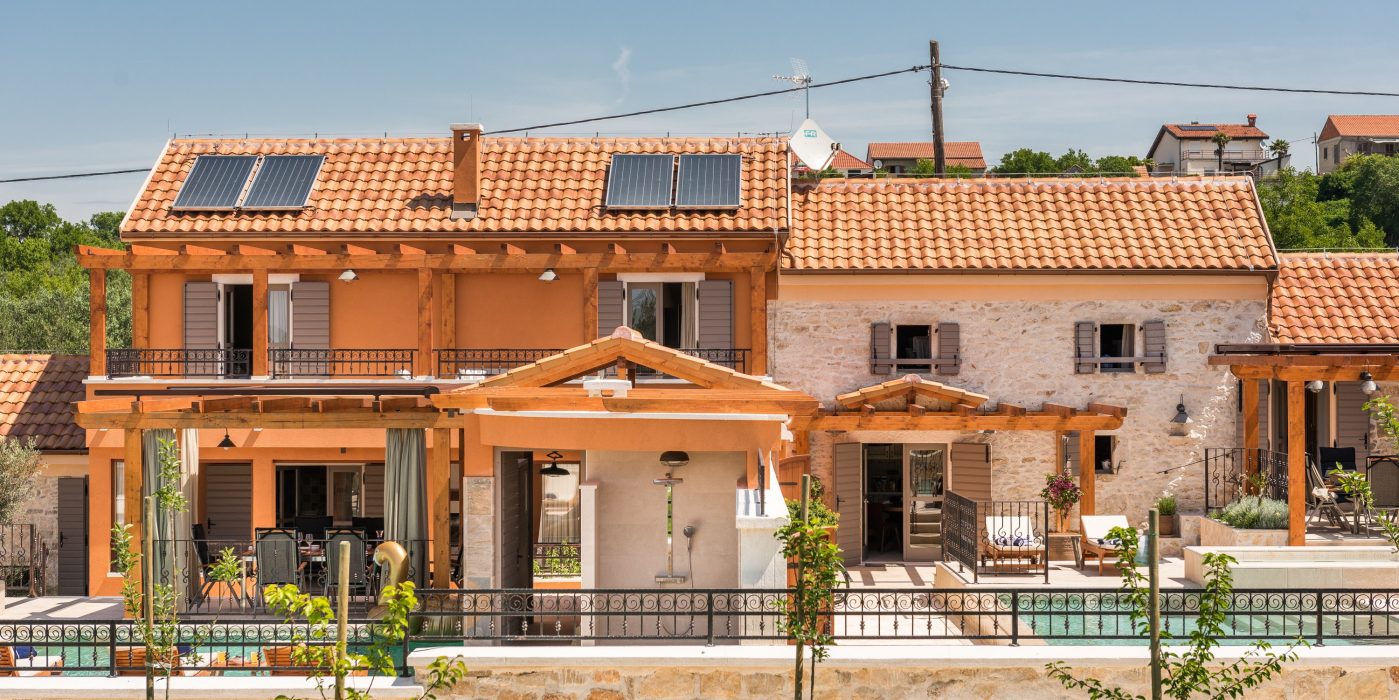 Tondach Veneton 11 mediteranski glineni crijep na kući s bazenom - valoviti profil, priobalna arhitektura