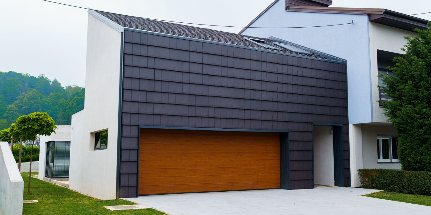 Tondach Planoton 10 ravni glineni crijep na modernoj obiteljskoj kući s garažom - antracit boja