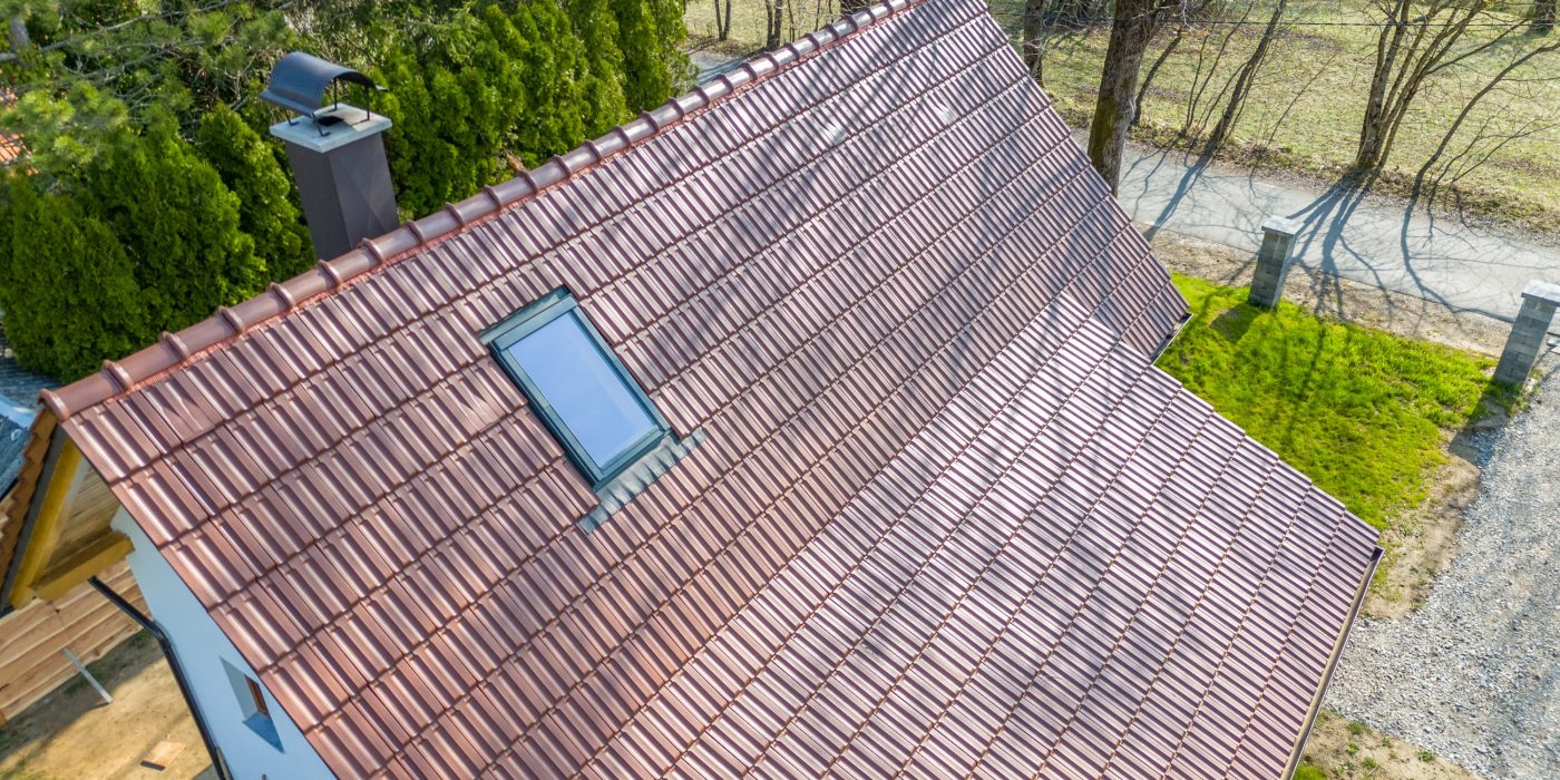 Tondach Kontinental linija - glineni crijep na kontinentalnoj kući, klasična arhitektura, terakota boja