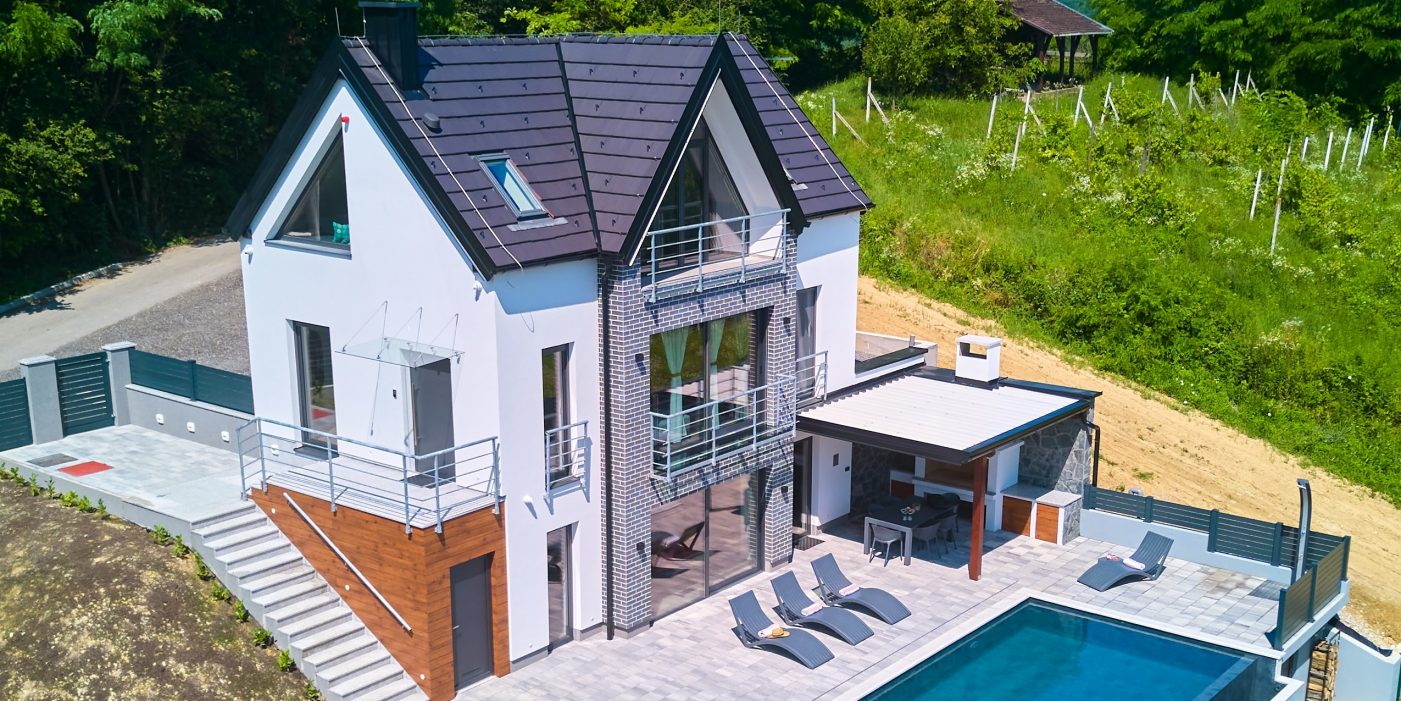 Tondach moderna linija - ravni glineni crijep na suvremenoj obiteljskoj kući, antracit boja