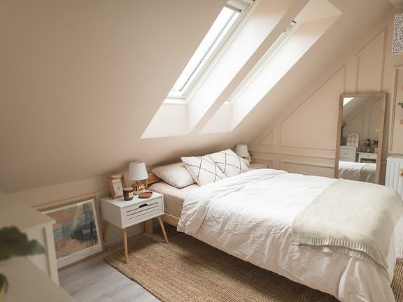 Udobna potkrovna spavaća soba s Tondach krovnim prozorom i prirodnim osvjetljenjem