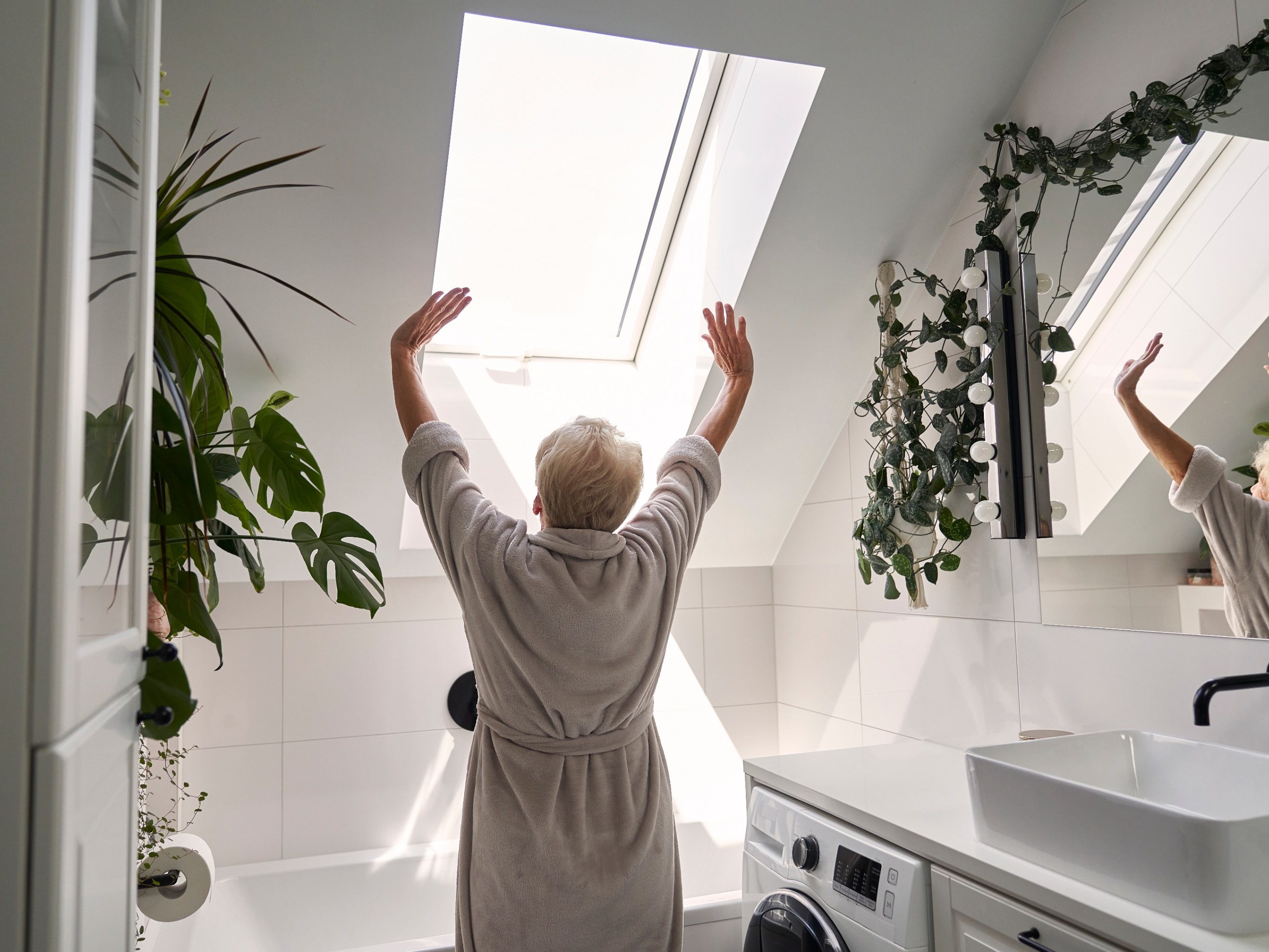 Jutarnje rastezanje u kupaoni ispred Tondach PVC krovnih prozora