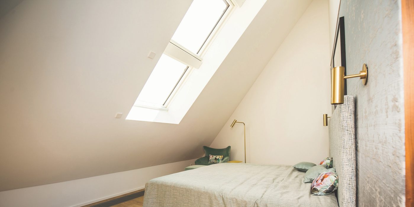 Kombinacija krovnih prozora u modernoj spavaćoj sobi