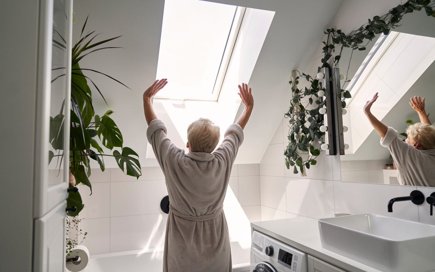 Žena koja se rasteže ispred Tondach PVC krovnih prozora