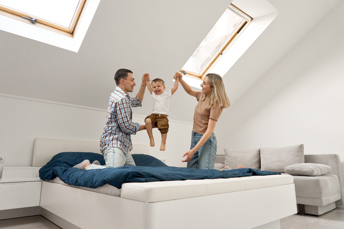 Sretna obitelj s djetetom u potkrovlju s Tondach krovnim prozorom - ugodan obiteljski prostor