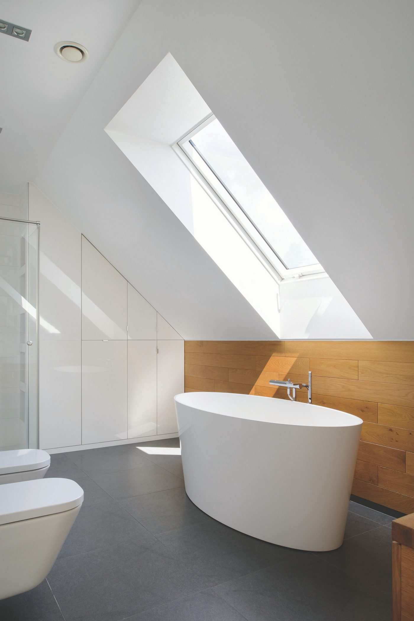 Moderno uređena kupaonica s jednim krovnim prozorom - Kontaktirajte nas za odabir najboljeg Tondach krovnog prozora za vas