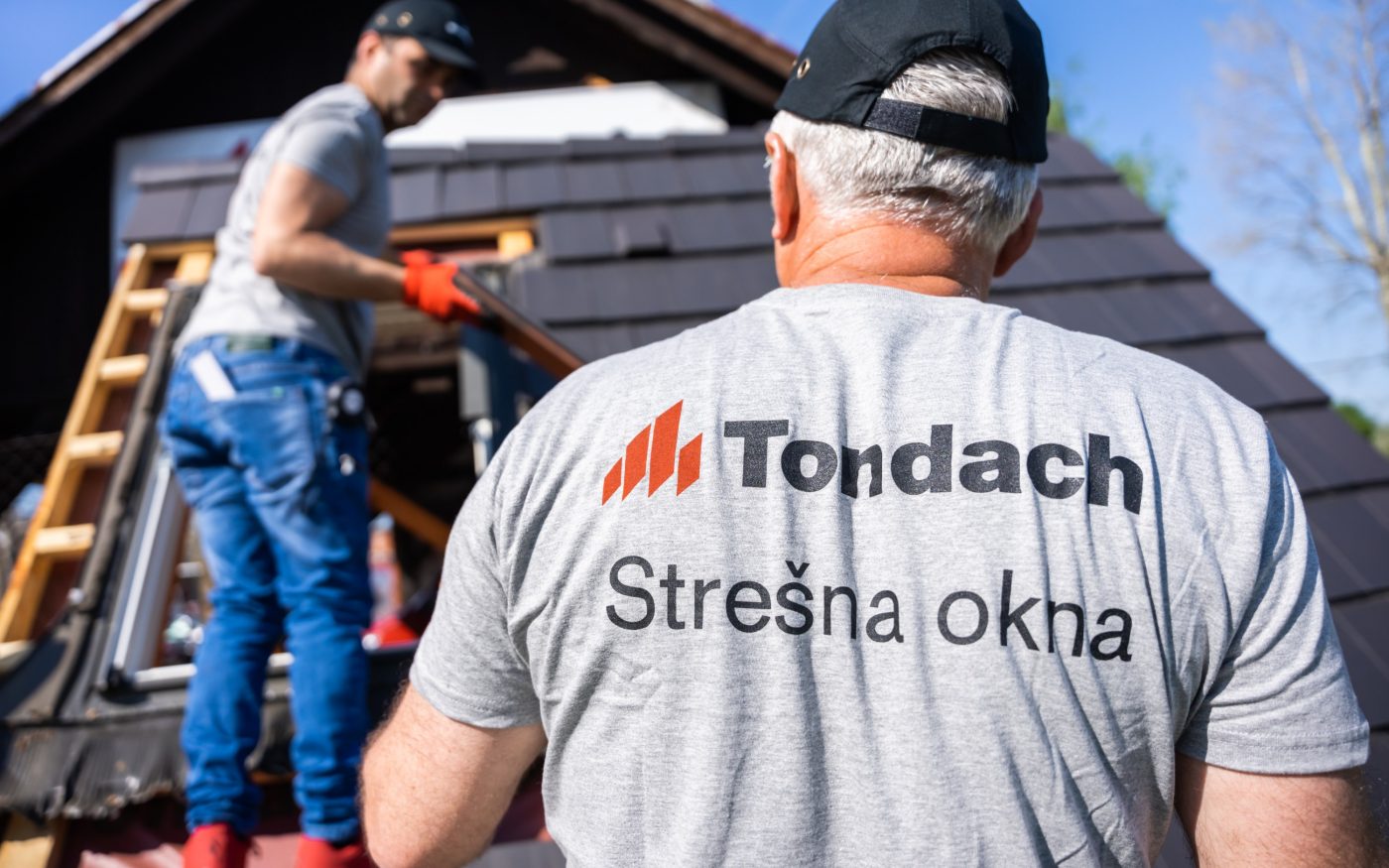 Ugradnja Tondach EnergyPlus L4 PVC krovnog prozora - postavljanje okvira, Tondach krovni prozor L4 PVC ugrađen na kosom krovu – pogled izvana, Detalj opšava Tondach krovnog prozora pri ugradnji