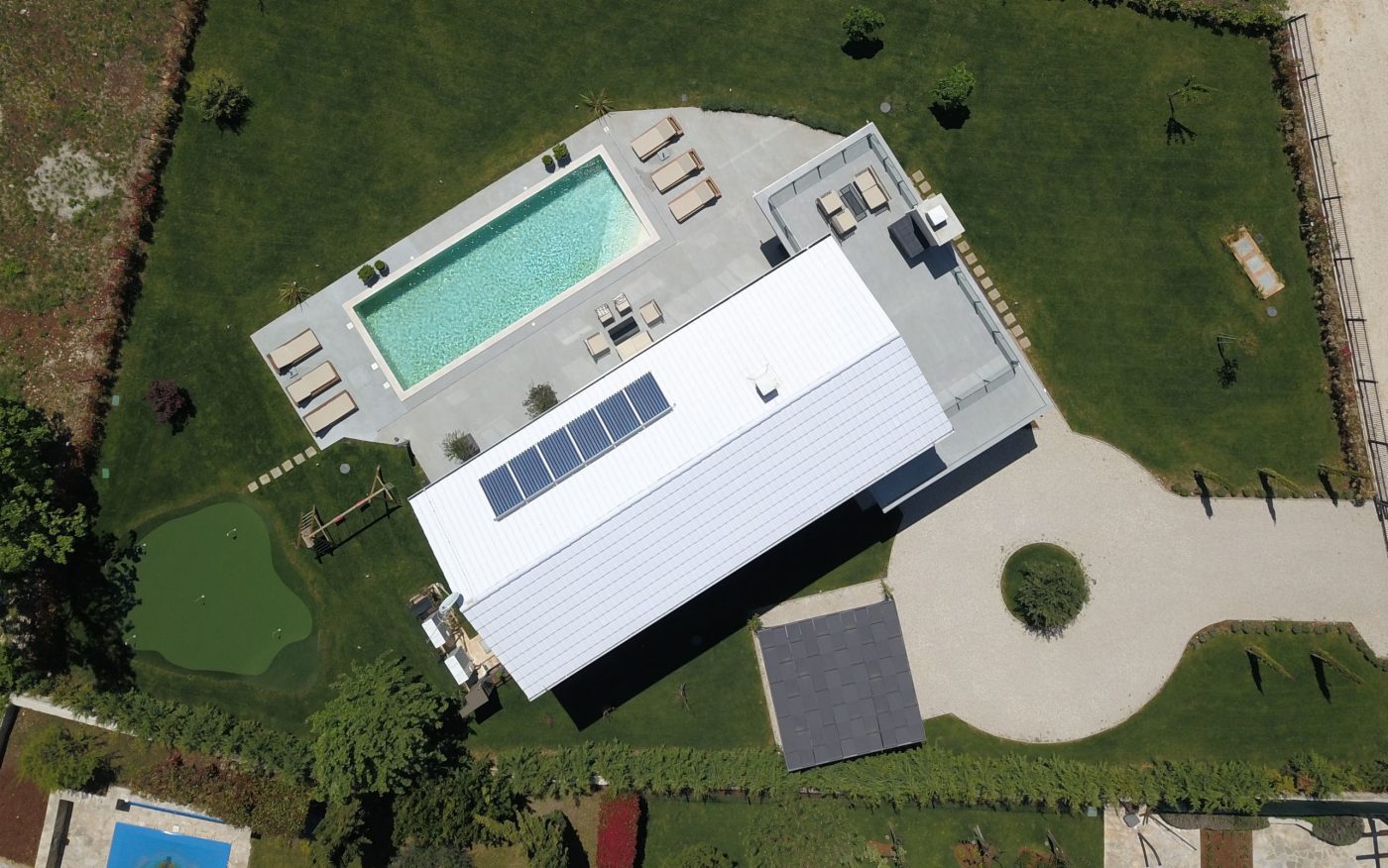 Obiteljska kuća s crijepom Tondach Contiton 9 Saturn Natur Color bijela